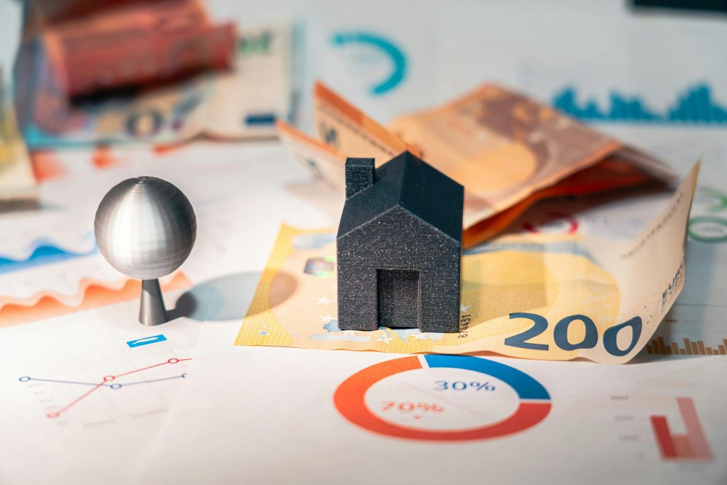 Symbolbild: Immobilien bedeuten einen hohen Kapitalaufwand, können aber laufende Mieteinnahmen generieren